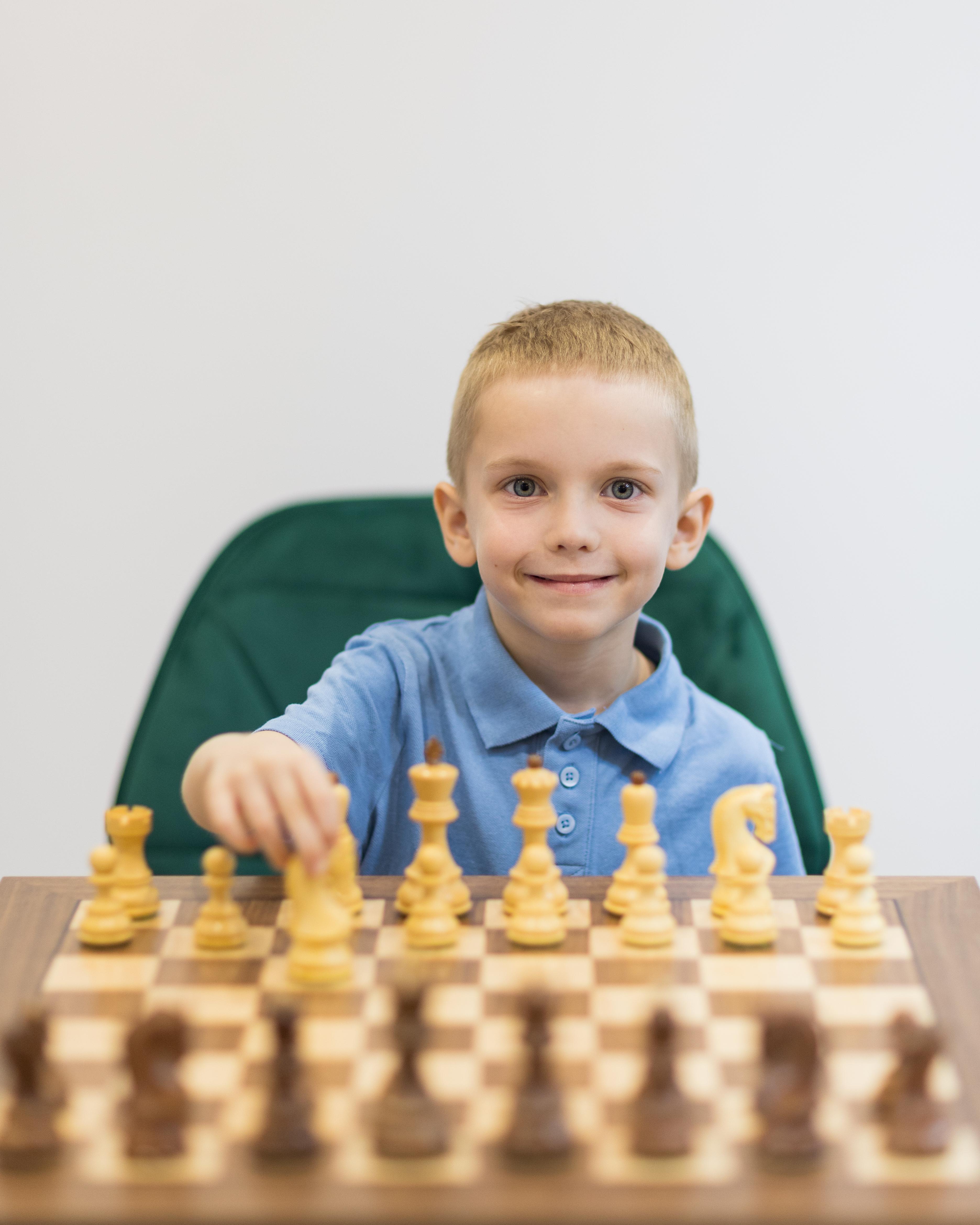 Copii la antrenament de șah